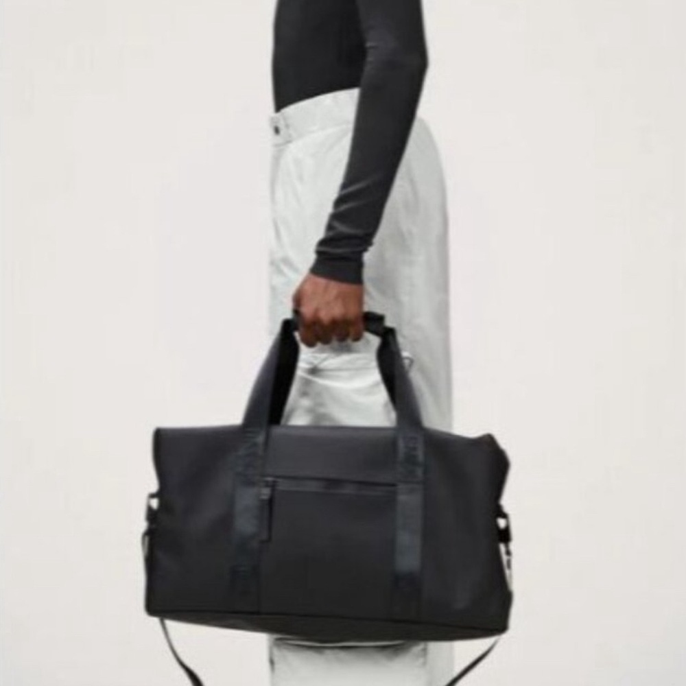 Rains Trail Black Gym Bag. NWT